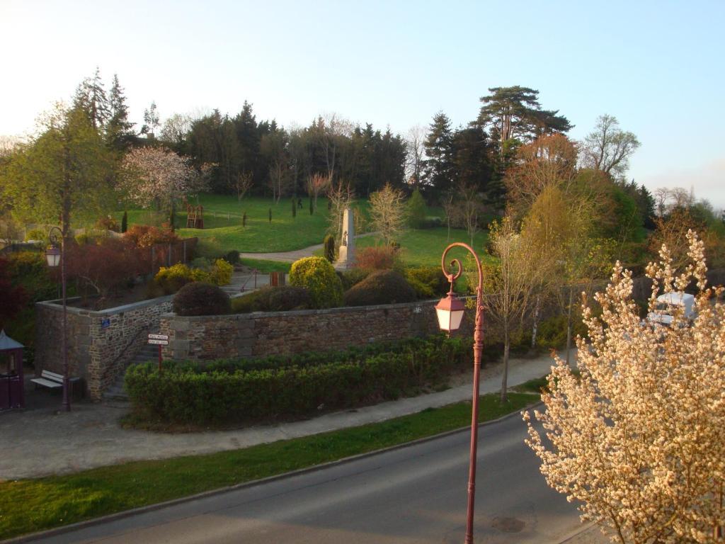 Auberge Du Chateau Châteauneuf-d'Ille-et-Vilaine Exterior photo